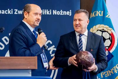 Mieczysław Golba (na zdjęciu z lewej) po raz trzeci z rzędu został wybrany prezesem Podkarpackiego ZPN. Obok Cezary Kulesza, obecny prezes Polskiego Związku Piłki Nożnej (fot. Podkarpacki ZPN)