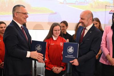 Władze miasta podpisały umowę z firmą Mirbud na budowę Podkarpackiego Centrum Lekkiej Atletyki