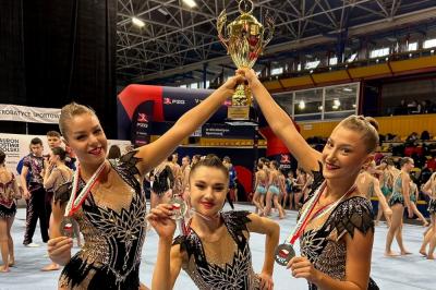 Martyna Szewczyk, Iga Klesyk oraz Agnieszka Wnuk ze srebrnym medalem Mistrzostwa Polski Seniorów w Akrobatyce Sportowej! (fot. własne)