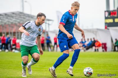 Reprezentacja Podkarpackiego ZPN (granatowe stroje) pokonała w pierwszym meczu UEFA Regions Cup Lubelski ZPN 4-2 (fot. Konrad Kwolek/Podkarpacki ZPN)
