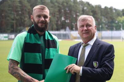 Dominik Jończy (z lewej) nowym piłkarzem Stali Stalowa Wola (fot. Stal Stalowa Wola)