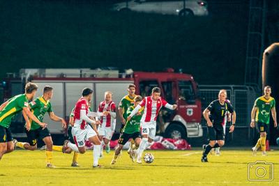 Resovia (biało-czerwone stroje) zremisowała w Jastrzębiu-Zdrój 1-1 (fot. Paweł Golonka / Resovia).