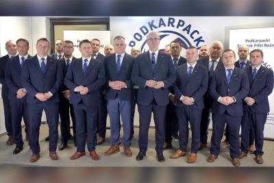 Jacek Adamski, wiceprezes Podkarpackiego ZPN, wraz z innymi działaczami stoją murew za prezesem Mieczysławem Golbą (fot. youtube / Podkarpacki Związek Piłki Nożnej)