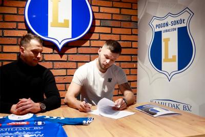 Adam Imiela (na zdjęciu z prawej) podpisał kontrakt z Pogonią-Sokołem Lubaczów (fot. facebook.com/pogonsokol)