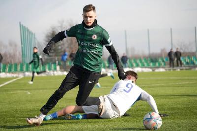 Izolator Boguchwała (zielone koszulki) pokonał Karpaty Krosno w sparingu (fot. facebook.com/zksizolatorboguchwala)