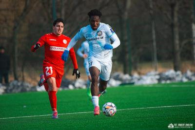 Stal Rzeszów (biało-niebieskie stroje) pokonała Górnika Łęczna w sparingu. Na zdjęciu z piłką Cesar Pena. Zdjęcie pochodzi z wcześniejszego sparingu ze Starą Lubovną (fot. Robert Skalski / stalrzeszow.pl)