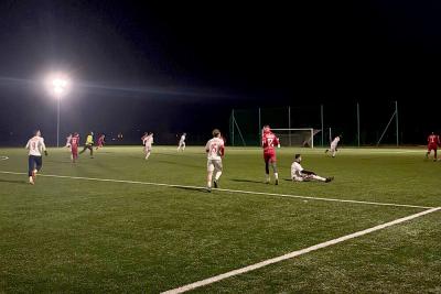 Polonia Przemyśl (czerwone koszulki) uległa Cosmosowi Nowotaniec aż 0-8 (fot. facebook / Miejski Klub Sportowy Polonia Przemyśl)