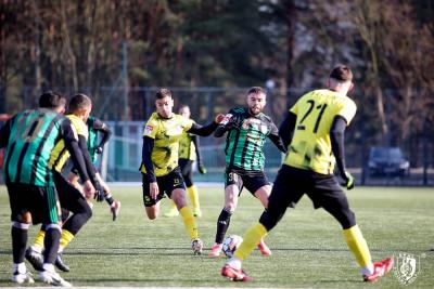 Stal Stalowa Wola (zielono-czarne stroje) rozgrywa dziś ostatnie sparingi przed ligą. W starciu z Wieczystą padło aż 6 goli (fot. stal1938.pl)