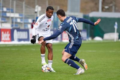 Stal Stalowa Wola zremisowała z Kotwicą Kołobrzeg. Na zdjęciu z piłką Kelechukwu Ibe-Torti (fot. Daniel Tracz / Stal Stalowa Wola)