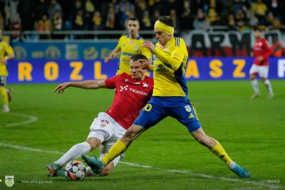 Wisła Kraków (czerwono-białe stroje) uratowała remis w 95. minucie (fot. Arka Gdynia)