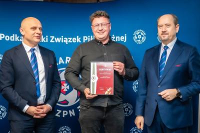 Mirosław Dudek (w środku) od kilku tygodni jest nowym prezesem Korony Rzeszów. (fot. Konrad Kwolek)