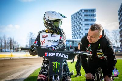 Na zdjęciu Tai Woffinden podczas swojego pierwszego treningu w tym sezonie w barwach ZKS Stali Rzesżów (fot. Jakub Malec)