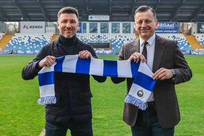 Nowy trener Stali Mielec Ivan Djurdjevic (na zdjęciu z lewej) i prezes klubu Jacek Klimek (fot. stalmielec.com)
