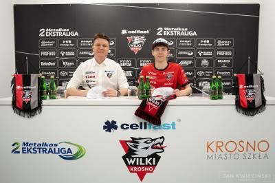 Fot. Cellfast Wilki Krosno (na zdjęciu od lewej: prezes klubu Grzegorz Leśniak i nowy zawodnik - William Drejer)