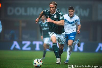 Legia Warszawa (zielono-białe stroje) zagra dziś z Chelsea o półfinał Ligi Konferencji Europy (fot. Robert Skalski)