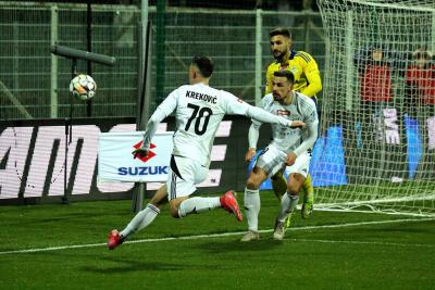 Stal Stalowa Wola (w białych koszulkach) tylko zremisowała z Kotwicą Kołobrzeg. Na zdjęciu z piłką Kelechukwu Ibe-Torti, strzelec jednej z bramek (fot. Daniel Tracz / stal1938.pl)