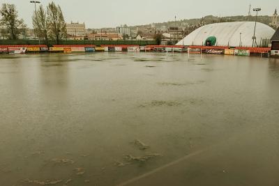 Zdjęcie zalanego stadionu Czuwaju Przemyśl (fot. facebook.com/Czuwaj1918)