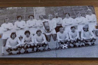 Piłkarze Stali Rzeszów w 1975 roku zdobyli Puchar Polski. Na zdjęciu zwycięski zespół (fot. archiwum prywatne Zdzisława Napieracza)