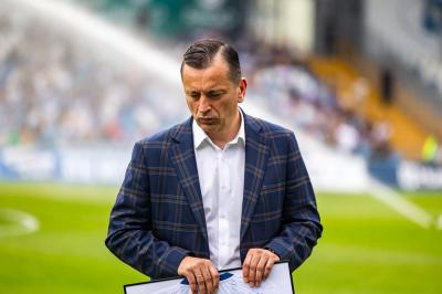 Jacek Klimek odpowiedział na pytania dziennikarzy oraz kibiców. (fot. Stal Mielec)