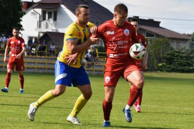 Lechia Sędziszów Małopolski (czerwone stroje) zmierzy się z LKS-em Jasionka w meczu barażowym o udział w IV lidze podkarpackiej (fot. facebook.com/lechiasedziszow1914)
