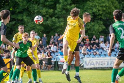 Naprzód Jędrzejów (żółte stroje) podejmie Lubliniankę w barażowym starciu o 3 ligę (fot. facebook.com/KSNaprzod)