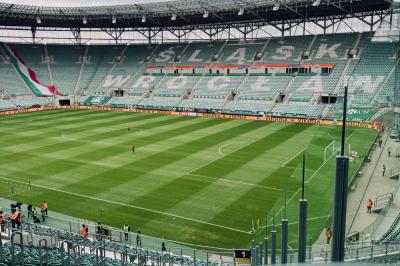 Puszcza Niepołomice z Wrocławia wraca bez punktów i wciąż jest bez wygranej w tym sezonie rozgrywek Betclic 1. Ligi (fot. facebook.com/mkspuszczaniepolomice)