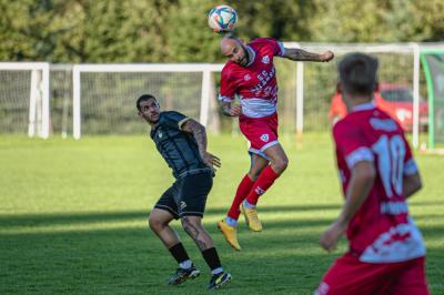 Piłkarze Cosmosu Nowotaniec (czerwono-białe stroje) pozostałe mecze rundy jesiennej rozegrają poza domem (fot. Robert Urban Fotografia / roberturban.pl)