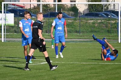Maciej Sadlok (w środku) nie jest już piłkarzem Sparty Kazimierza Wielka! (fot. Sparta)