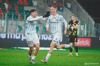 Krystian Wachowiak (na zdjęciu z prawej) znalazł się w jedenastce kolejki (fot. Robert Skalski / stalrzeszow.pl)