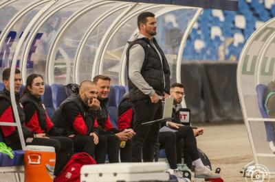 Aleksander Adamus, jeden z trenerów Resovii (na zdjęciu w szarej bluzie i czarnej kamizelce), po ostrej dyskusji z kibicami został odsunięty od sztabu pierwszej drużyny (fot. Paweł Golonka)