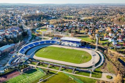 Ostatni etap budowy nowej trybuny na stadionie w Krośnie (fot. Cellfast Wilki Krosno)