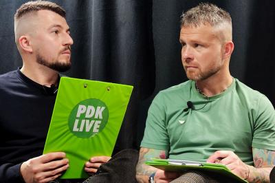 Maciej Decowski-Niemiec (na zdjęciu z lewej) i Szymon Szydełko zapraszają na kolejny odcinek Piłkarskiego Bagienka. Oglądaj na żywo na kanaly YouTube PDK LIVE- w piątek, 21 listopada o godz. 11:30.