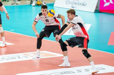 Artur Szalpuk (obok Klemen Cebulj) pozostanie na dłużej w Rzeszowie. Fot. Asseco Resovia Rzeszów.