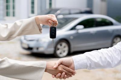 Leasing samochodu czy zakup za gotówkę? Co opłaca się bardziej w 2026 roku