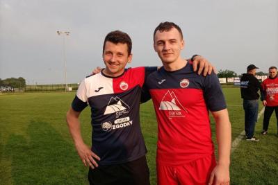 Karol Stanek (z prawej) w Naprzodzie Jędrzejów (fot. Sparta Kazimierza Wielka)