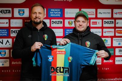 Michał Gliwa (na zdjęciu z lewej) podpisał kontrakt z Sokołem Kolbuszowa Dolna (fot. facebook.com/SokolKD)