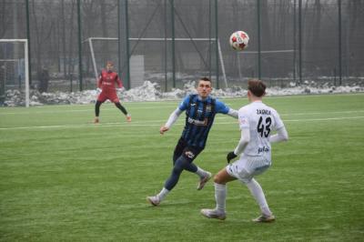 JKS Jarosław (niebiesko-czarne stroje) przegrał na 