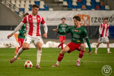 Radosław Bąk (z lewej) na celowniku Chrobrego Głogów (fot. P. Golonka/ Resovia)