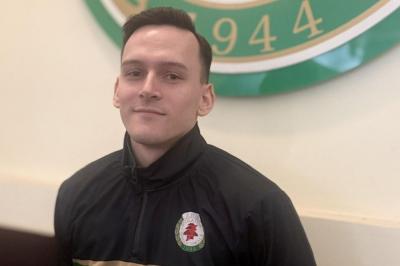 Szymon Majcher w sztabie szkoleniowym Izolatora Boguchwała (fot. Izolator Boguchwała)