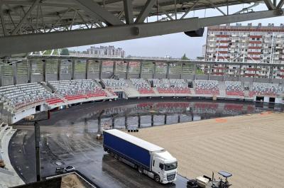 Nowy stadion Resovii nabiera kolorów. Ruszył montaż krzesełek na PCLA (fot. Klub CWKS Resovia)
