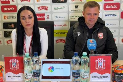 Trener Resovii Kamil Kuzera, obok Natalia Gil, rzecznik prasowy klubu (fot. youtube.com/resoviaTV)