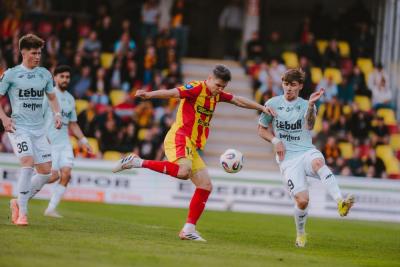 Korona Kielce (żółto-czerwone stroje) w letnim okresie przygotowawczym rozegra cztery sparingi (fot. facebook.com/korona.kielce.oficjalna)