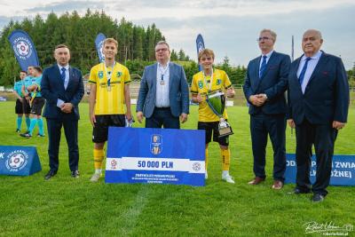 Puchar i czek na 50-tys. zł dla Siarki Tarnobrzeg odbierali 17-letni Filip Podkowa i 18-letni Franciszek Słowik w asyście prezes Dariusza Dziedzica (fot. Robert Urban / roberturban.pl)