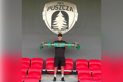 Jakub Ożóg na stadionie Puszczy Niepołomice (fot. facebook.com/orzelwolka)