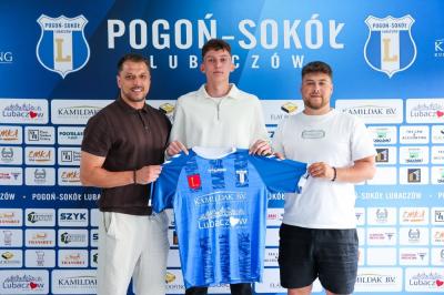 Dawid CZerny (na zdjęciu w środku) przenosi się z Broni Radom do Pogoni-Sokoła Lubaczów (fot. pogonsokol.pl)