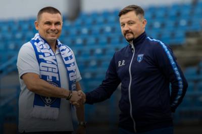 Rafał Rajzer (na zdjęciu z prawej) nadal będzie trenerem Błękitnych Ropczyce (fot. facebook.com/mksblekitniropczyce)