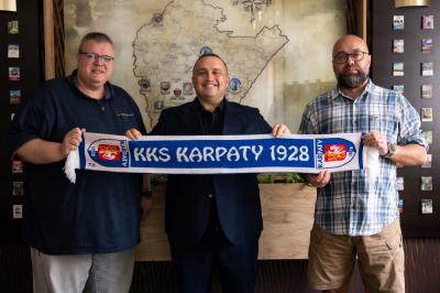Hotel Restauracja Portius będzie wspierał Karpaty co najmniej przez najbliższe dwa lata. Na zdjęciu w środku nowy prezes Waldemar Wojnar (fot. facebook.com/KSKarpatyKrosno)
