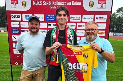 Maciej Wilki na zdjęciu w środku (fot. facebook.com/SokolKD)