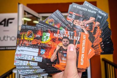 Karnety na KSZO Ostrowiec w tym roku kosztują 130 lub 220 zł (fot. facebook.com/kszo1929)