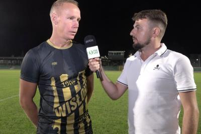 Michał Bogacz, trener Wisłoki Dębica, na zdjęciu z lewej.
